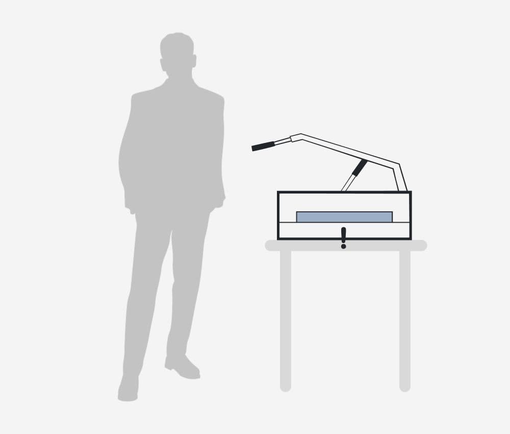 Les dimensions du massicot manuel IDEAL 4305 permettent une installation facile sur un établi ou un plan de travail adapté.
