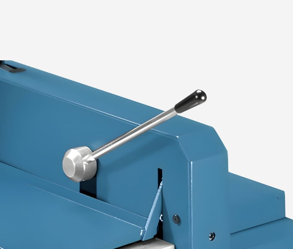 La qualité de coupe du massicot DAHLE 842 avec pieds support repose sur un maintien ferme et homogène des documents grâce à son levier de pression manuelle.