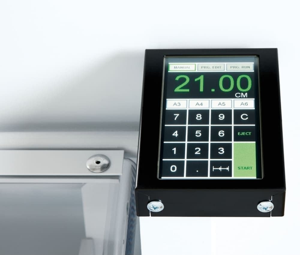 L'écran tactile du Massicot électrique programmable A3+ 4855 IDEAL offre un accès rapide aux fonctions de réglage, de programmation et de mémorisation.