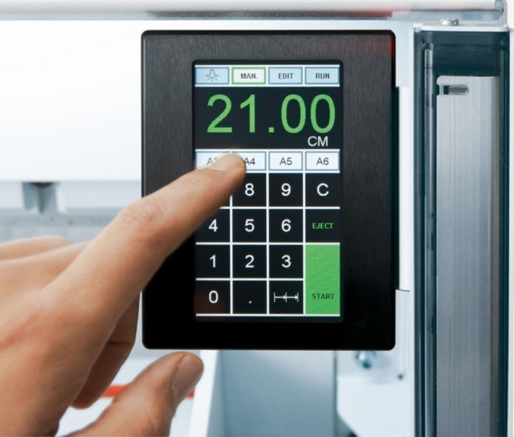 L'écran tactile du Massicot électrique programmable A3+ 4860 IDEAL offre un accès rapide aux fonctions de réglage, de programmation et de mémorisation.