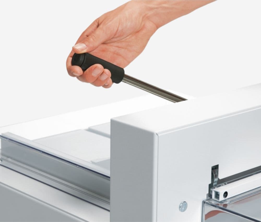 Le levier situé à l’arrière du massicot 4315 IDEAL permet d’immobiliser efficacement les documents et de garantir une qualité de coupe optimale.