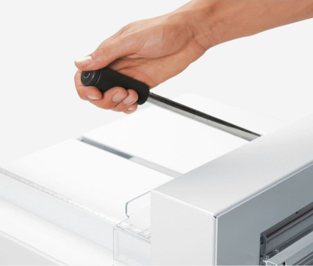 Le levier situé à l’arrière du massicot 4305 IDEAL permet d’immobiliser efficacement les documents et de garantir une qualité de coupe optimale.