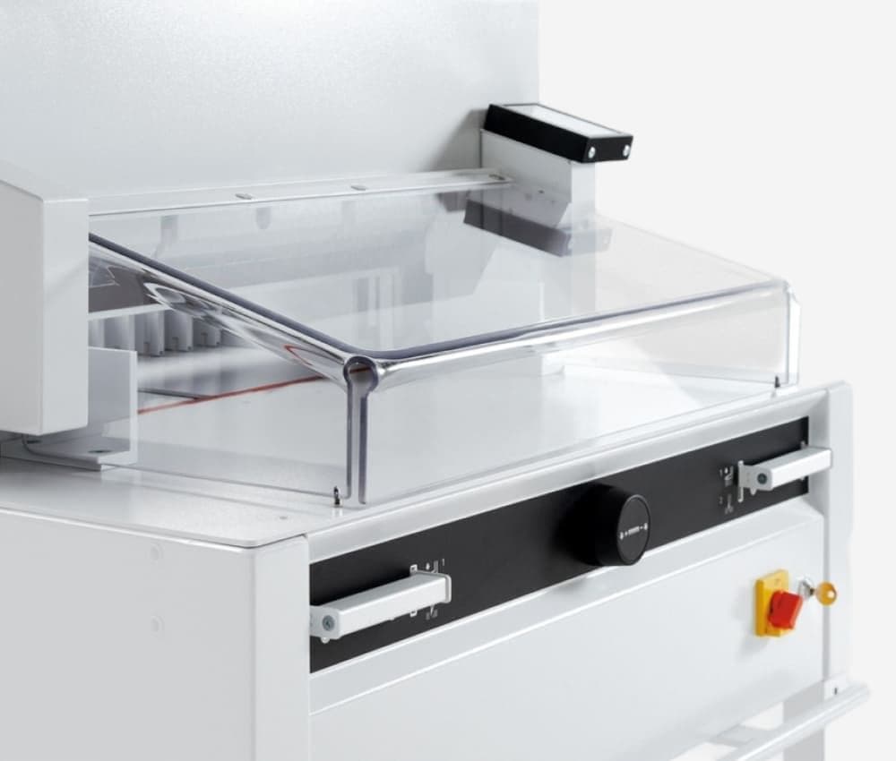 Le carter de protection transparent du massicot 4855 IDEAL protège efficacement la zone de coupe tout en conservant une parfaite visibilité sur le document.