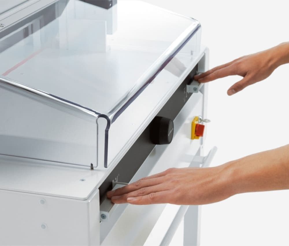 La commande bi-manuelle EASY-CUT® du Massicot électrique programmable A3+ 4855 IDEAL impose l'utilisation simultanée des deux mains afin de garantir une sécurité optimale pendant chaque coupe.