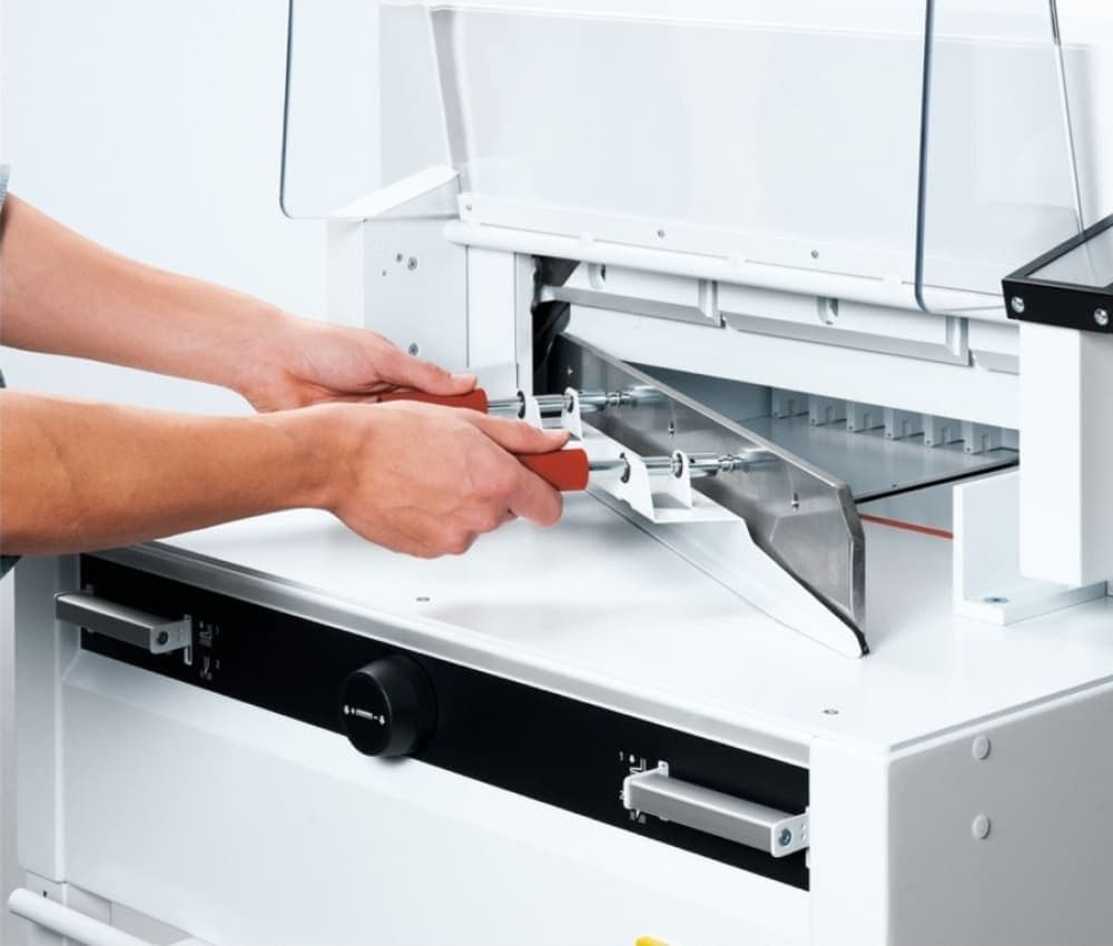 Le changement de lame de votre massicot 4855 IDEAL s'effectue simplement tout en garantissant une manipulation sécurisée de l'opérateur.
