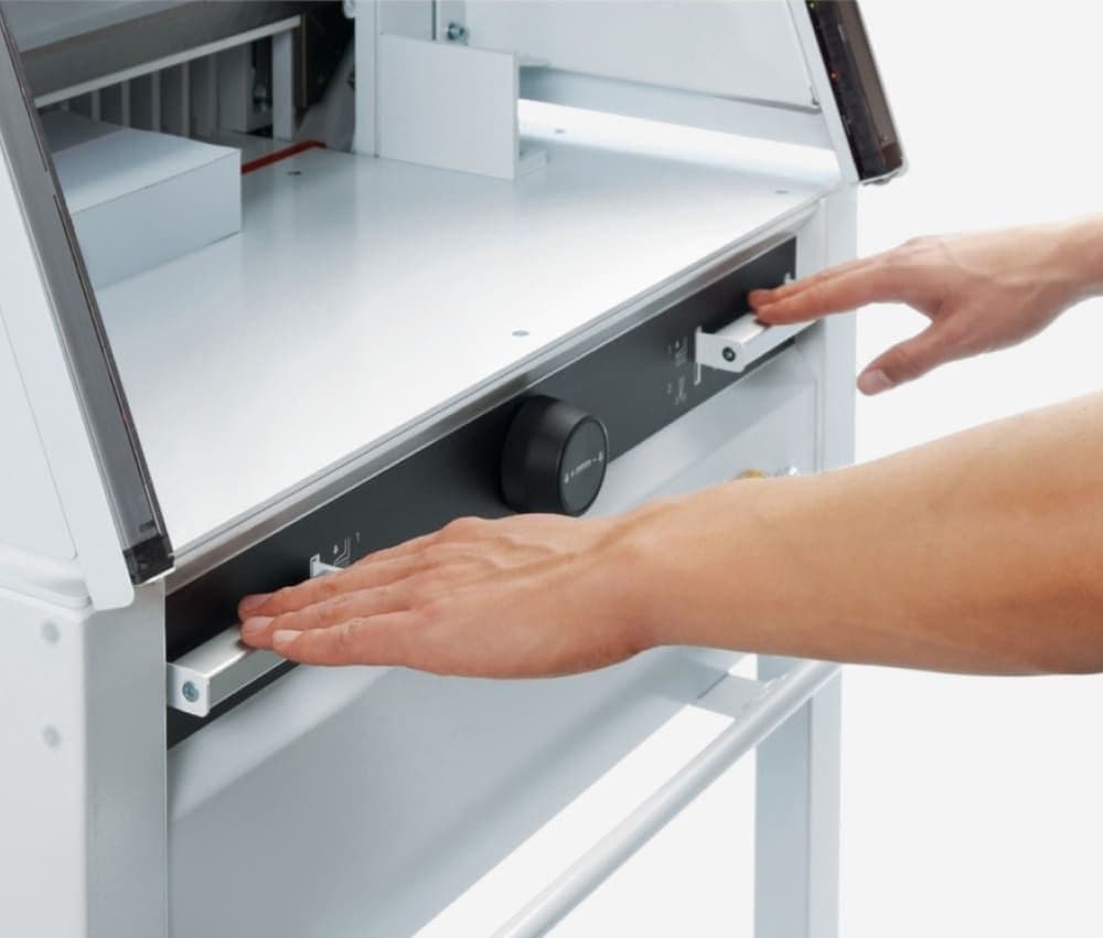 La commande bi-manuelle EASY-CUT® du Massicot électrique programmable A3+ 4860 IDEAL impose l'utilisation simultanée des deux mains afin de garantir une sécurité optimale pendant chaque coupe.