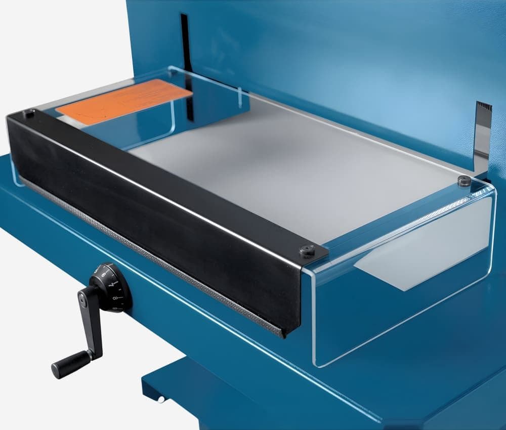 Capot transparent du massicot manuel A3 846 DAHLE assurant la protection de la zone de coupe.