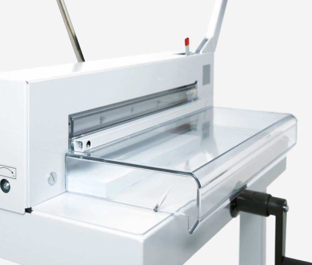 Le carter de protection transparent du massicot 4305 IDEAL protège efficacement la zone de coupe tout en conservant une parfaite visibilité sur le document.