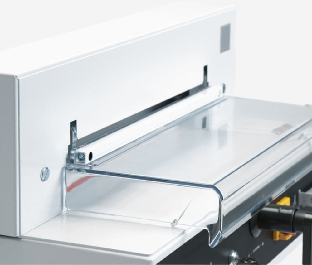 Le carter de protection transparent du massicot 4350 IDEAL protège efficacement la zone de coupe tout en conservant une parfaite visibilité sur le document.