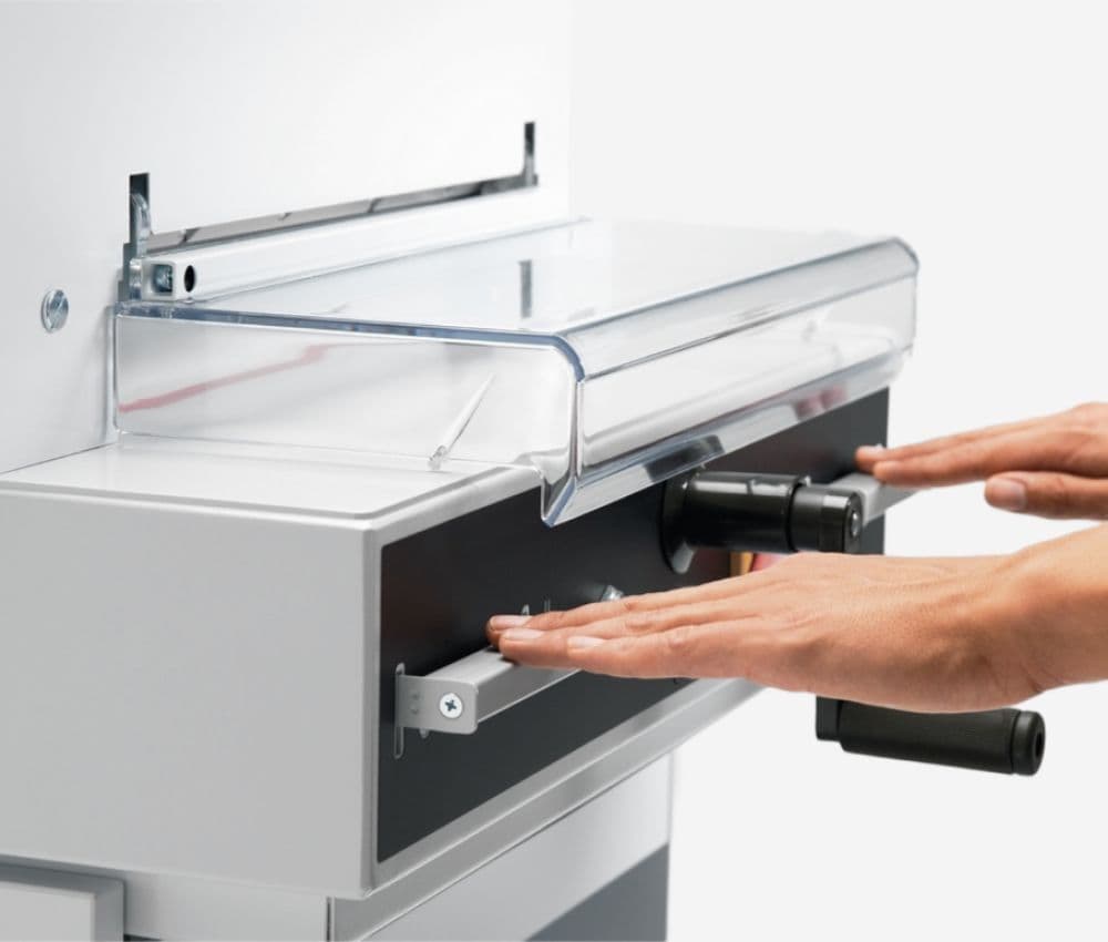 La commande bi-manuelle EASY-CUT® du Massicot électrique A3 4350 IDEAL impose l'utilisation simultanée des deux mains afin de garantir une sécurité optimale pendant chaque coupe.