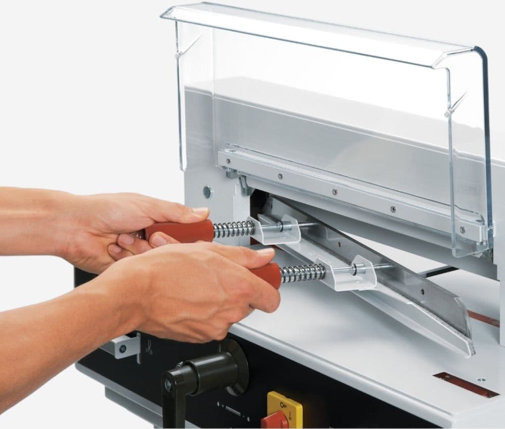 Le changement de lame de votre massicot 4350 IDEAL s'effectue simplement tout en garantissant une manipulation sécurisée de l'opérateur.