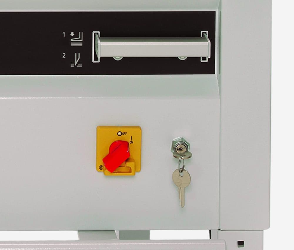 Double dispositif de sécurité protégeant le massicot contre les démarrages non autorisés et facilitant les opérations de maintenance.