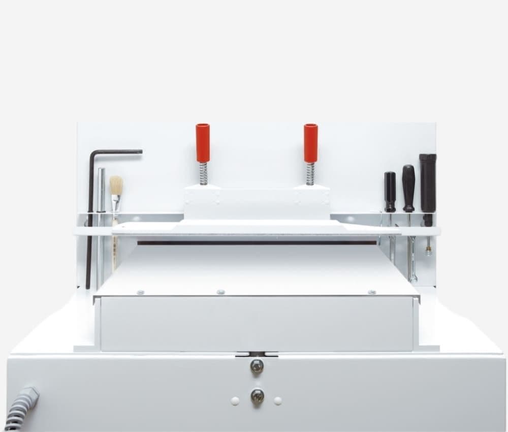 Porte-outils dPorte-outils intégré à l'arrière du massicot électrique 4860 IDEAL.