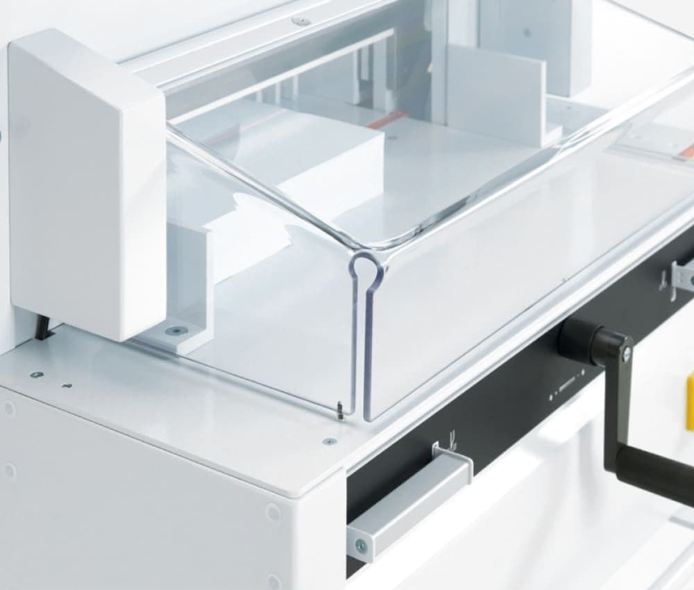 Le carter de protection transparent du massicot 4850 IDEAL protège efficacement la zone de coupe tout en conservant une parfaite visibilité sur le document.