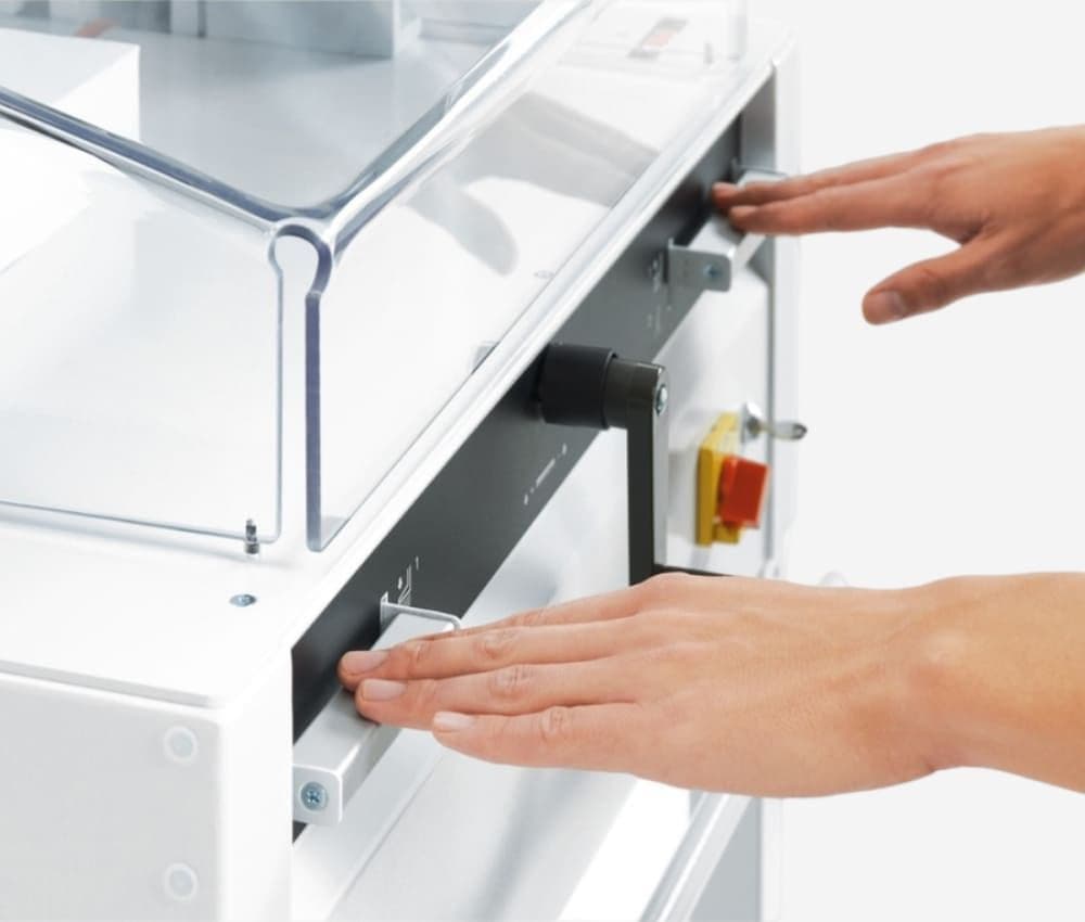 La commande bi-manuelle EASY-CUT® du Massicot électrique A3+ 4850 IDEAL impose l'utilisation simultanée des deux mains afin de garantir une sécurité optimale pendant chaque coupe.
