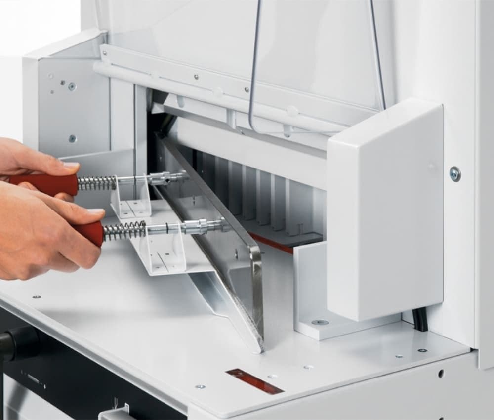 Le changement de lame de votre massicot 4850 IDEAL s'effectue simplement tout en garantissant une manipulation sécurisée de l'opérateur.