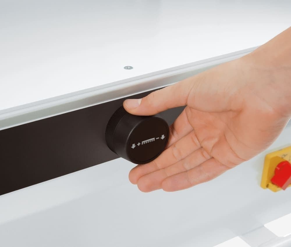 Commande électronique à vitesse variable pour le réglage fin de la butée arrière.