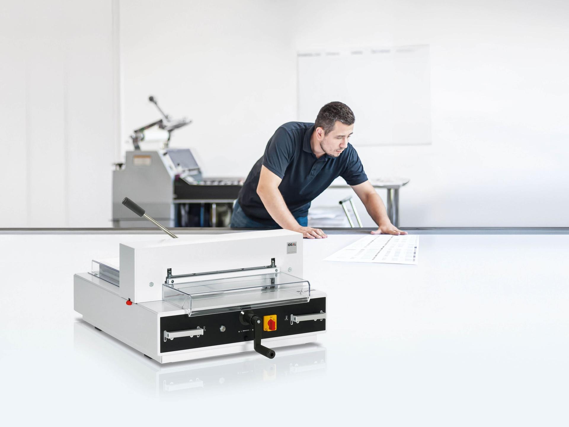 Massicot électrique IDEAL 4315 dans un atelier d'impression